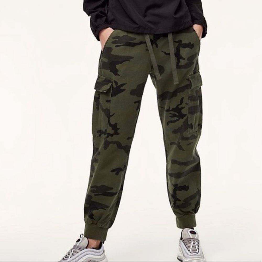 Aritzia TNA Twin Falls camouflage cargo pants